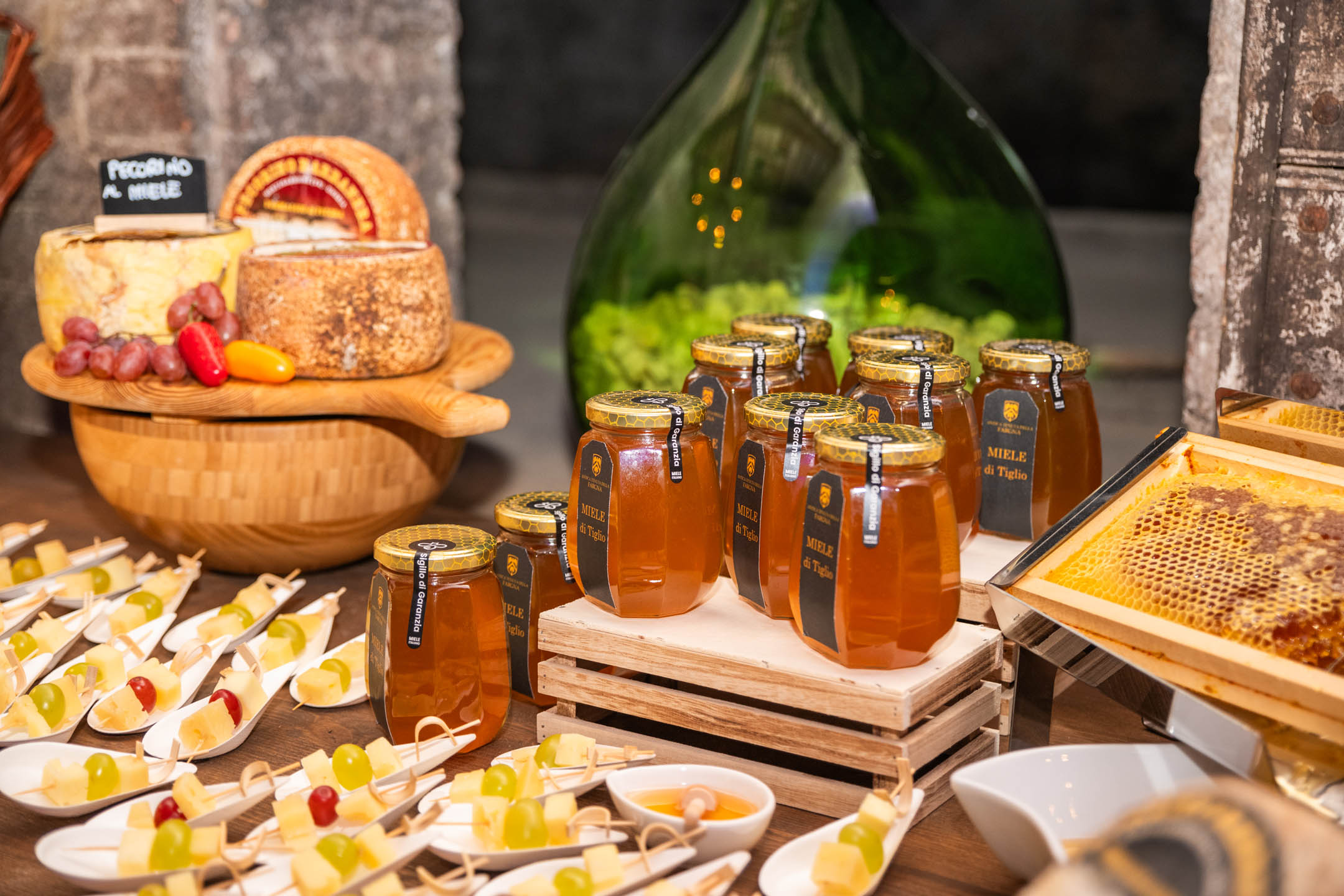 Foto di tavola da degustazione con Miele e formaggi