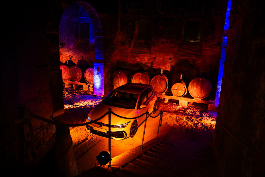 Foto di una volkswagen golf all'interno della cantina, illuminata da luce calda ambientale,.