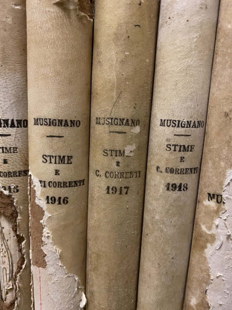 Foto fatta a dei registri contabili ritrovati nell'archivio della famiglia Fargna