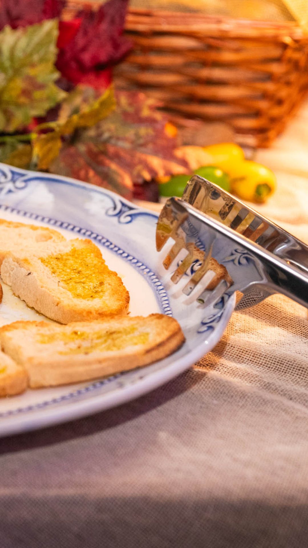 Foto a vassoio di bruschette con olio evo