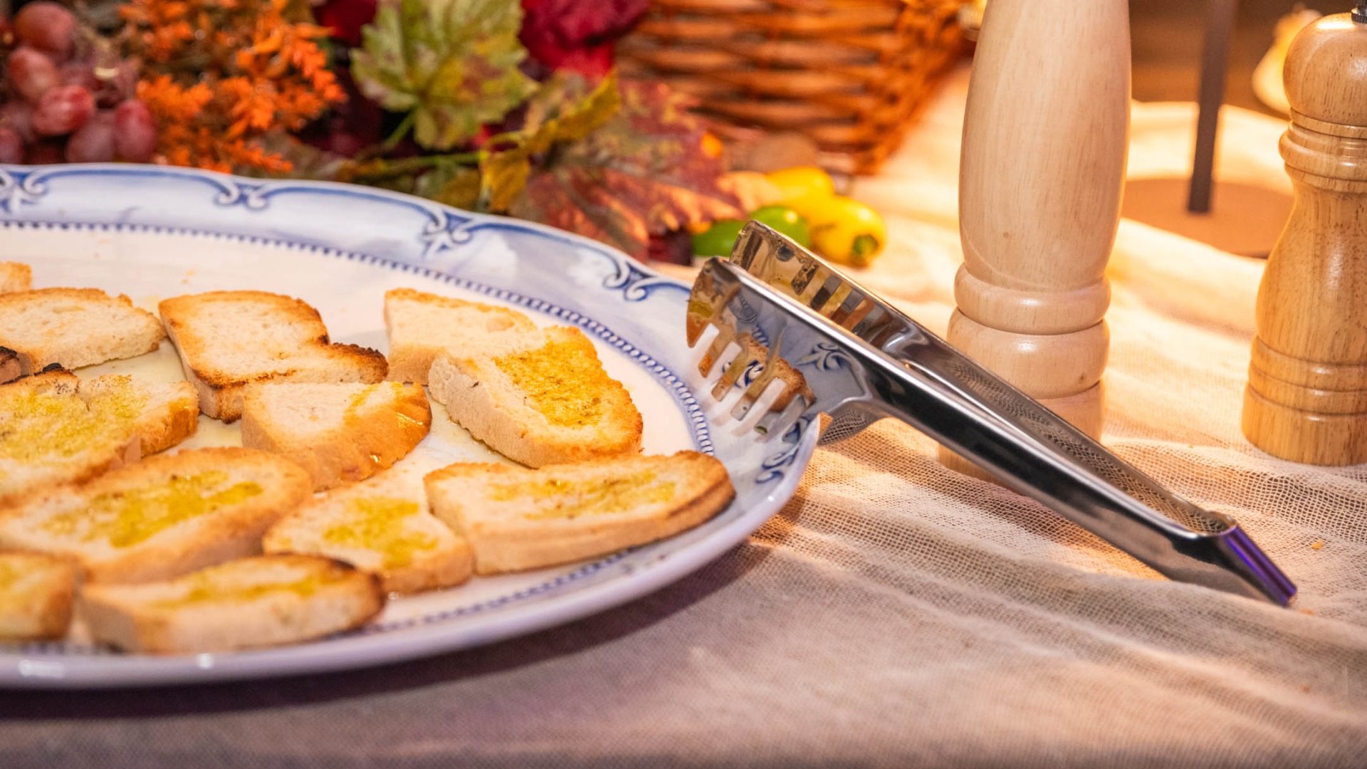 Foto a vassoio di bruschette con olio evo